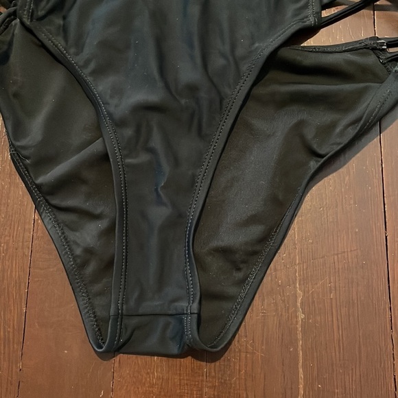 Women's Tobi Fine Line Strappy One Piece Swimsuit Large - Picture 5 of 15